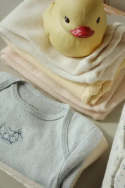 DUCK BATH TOY - straw